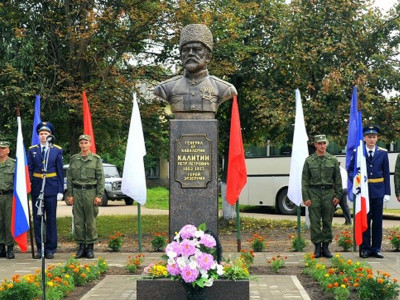 Памятник генералу от кавалерии П.П. Калитину.